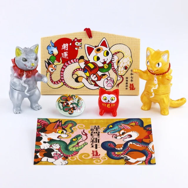 🐱小夏屋新貨發售！

🐍 小夏屋 2025年 Happy Set $600

套裝內貨品包括：
・化猫怪獣 Negora (圖2右)
・猛犬怪獣 Shibara (圖2左)
・猫達磨 (隨機一款)
・繪馬木牌
・年賀卡
・圓形㩒章 (隨機一款)
__________

👉🏻Overseas sales :
Please DM us if you are interested.

Price by HKD, Price NOT includ shipping & 5% Paypal charges.

價錢已包括本地運費，
本地顧客 需48小時內完成 “銀行轉賬” 或 “轉數快” 付款。

貨品只以香港郵政 “易寄取” 方式寄出。
客人需自行前往所選擇的郵政局/智郵站領取包裹。

如有興趣購買，請私訊聯絡我們，謝謝🙏
數量有限，售完即止！
———————————————————————————
@konatsuya 
#konatsuya #konatsu #happyset #konatsuyahappyset #negora #shibara #sofubi #sofvi #sofvitokyo #softvinyltoy #designertoy #designertoys #arttoy #kaiju #cat #dog #小夏屋 #怪獣 #ネゴラ #化猫怪獣ネゴラ #シバラ #猫ダルマ #巳年 #小夏貓