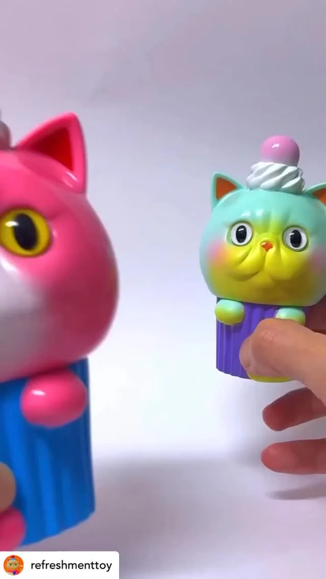 Posted @withregram • @refreshmenttoy 

Making BIG Exotic cat cupcake sofvi🐱🧁I will bring both to HK🇭🇰
エキゾチックショートヘアのカップケーキのソフビ💕香港のイベント用に大きいサイズも塗装しました。

refreshment toy PopUp in Hong Kong
2025.5.19. (Mon)-2025.5.24. (Sat)
At angel abby GALLERY @angelabby_gallery 

#refreshmenttoy #angelabby_hk
#sofubi #ソフビ