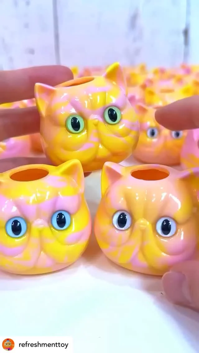 Posted @withregram • @refreshmenttoy 

Making🐱Marbled Exotic catroll sofubi💛🩷3 colors for cat eyes👀💚🤍🩵For @angelabby_hk 
マーブルカラーソフビのキャットロール制作中🐾来月の香港のイベントで販売します✨

refreshment toy PopUp in Hong Kong🇭🇰
2025.5.19. (Mon)-2025.5.24. (Sat)
At angel abby GALLERY @angelabby_gallery

#refreshmenttoy #angelabby_hk
#sofubi #ソフビ