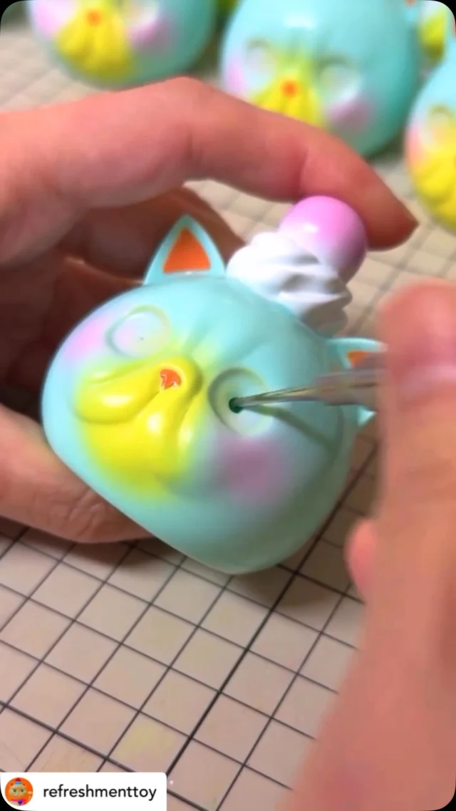 Posted @withregram • @refreshmenttoy 

Making Exotic short hair cat cupcake sofvi🐱for PopUp in Hong Kong🇭🇰
エキゾチックショートヘアカップケーキのソフビ🧁香港のイベントver.カラー制作中✨

2025.5.19. (Mon)-2025.5.24. (Sat)
At angel abby GALLERY @angelabby_gallery 
@angelabby_hk 

#refreshmenttoy #angelabby_hk
#sofubi #ソフビ