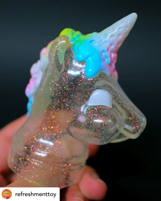 Posted @withregram • @refreshmenttoy 

I painted UNICONE sofubi by air brush today🦄🍦
@angelabby_hk requested🌈

Next eye makeup👀🖌️

refreshment toy PopUp in Hong Kong
2025.5.19. (Mon)-2025.5.24. (Sat)
At angel abby GALLERY @angelabby_gallery

#characterillustration
#kawaiiart
#toymaking
#yumekawaii 
#vinyltoy 
#arttoyculture 
#designertoy
#refreshmenttoy #angelabby_hk
#sofubi #ソフビ