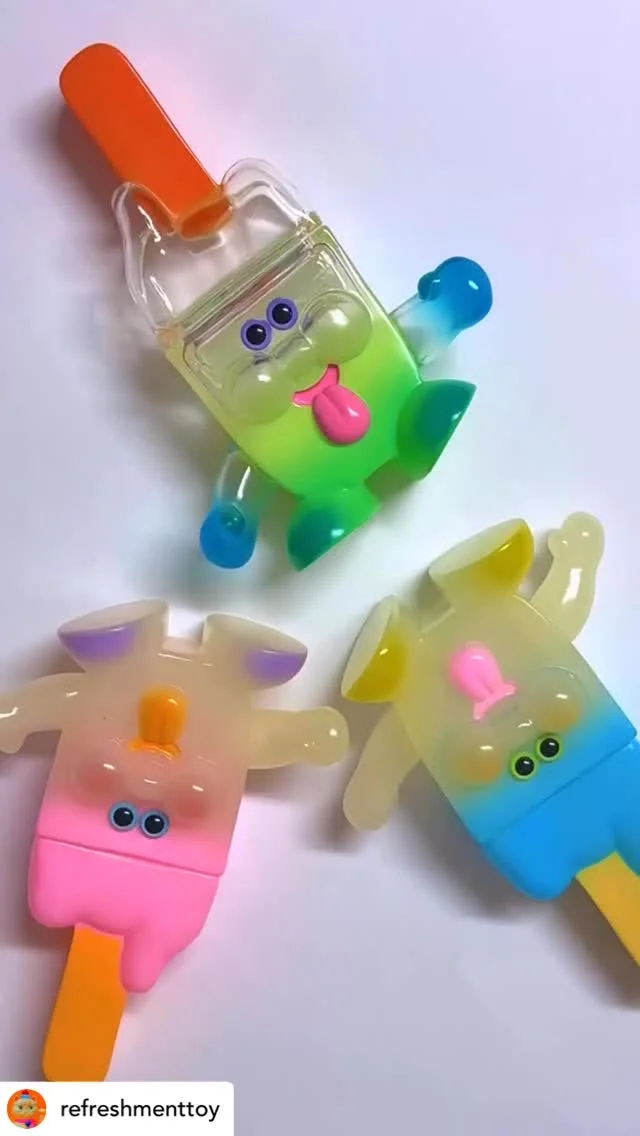 Posted @withregram • @refreshmenttoy 

Making IcePop sofubi Hyota🍦
アイスキャンディの氷太のソフビ制作中🧊
See you next month!

refreshment toy PopUp in Hong Kong
2025.5.19. (Mon)-2025.5.24. (Sat)
At angel abby GALLERY @angelabby_gallery 

#refreshmenttoy #angelabby_hk
#sofubi #ソフビ