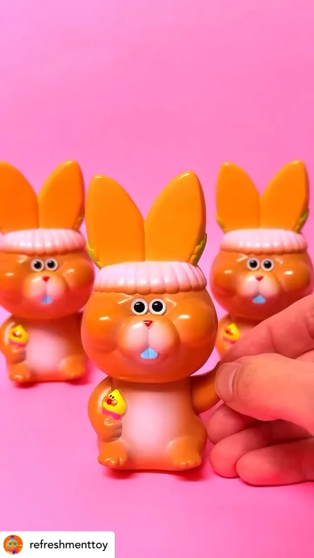 Posted @withregram • @refreshmenttoy 

Painting🎨Carrot rabbit carropyon🐰🥕
See you soon!
耳がニンジンのウサギ キャロピョンの塗装

refreshment toy PopUp in Hong Kong🇭🇰
2025.5.19. (Mon)-2025.5.24. (Sat)
At angel abby GALLERY @angelabby_gallery

#refreshmenttoy #angelabby_hk
#sofubi #ソフビ